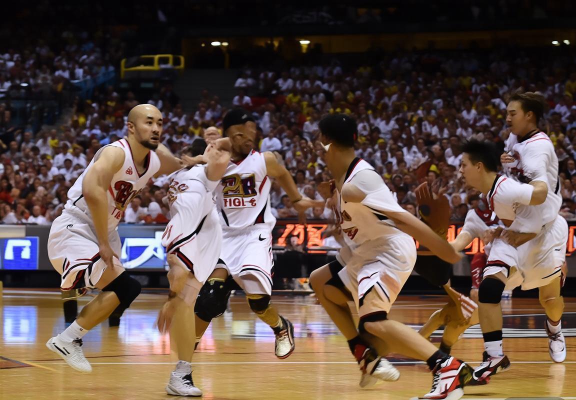 骑士队加时赛失利解析：进攻断电暴露高薪阵容困境，兼容性挑战与重建出路何在